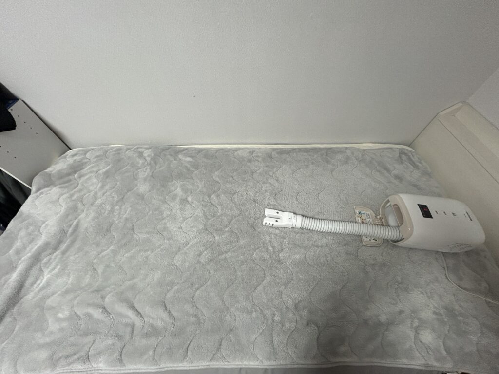 ベットの先に置く場所がないので、寝具の上に直接置いている状態